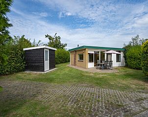 Bungalow Uterste Coogh 98 in De Dennen, Texel met priv tuin en terras, ideaal voor een ontspannen vakantie.