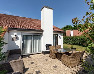 Genieen Sie die sonnige Terrasse des Ferienhauses Gortersmient 308 in De Dennen, Texel. Perfekt fr entspannte Mahlzeiten im Freien.