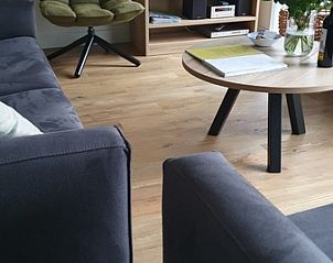 Stilvolle Sitzecke mit Flachbildfernseher im Ferienhaus Gortersmient 308, Texel. Komfortabler Aufenthalt in De Dennen.