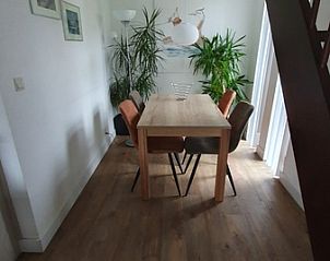 Essecke mit Holztisch im Ferienhaus Gortersmient 308, Texel. Gemtliches Esszimmer im Bungalowpark Gortersmient, De Dennen.