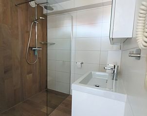 Modernes Badezimmer mit begehbarer Dusche im Ferienhaus Gortersmient 308, Texel. Komfort und Luxus in De Dennen.
