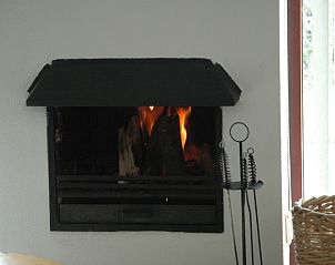 Gemtlicher Kamin im Wohnzimmer des Ferienhauses Gortersmient 308, Texel. Warme Abende in De Dennen.