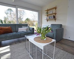 Lichte woonkamer van Bungalow Verste Coogh 58 in De Dennen, Texel met comfortabele zithoek.