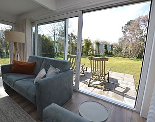 Gezellig terras bij Bungalow Verste Coogh 58 in De Dennen, Texel met uitzicht op groene natuur.