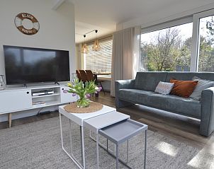 Moderne woonkamer met televisie in Bungalow Verste Coogh 58, De Dennen, Texel.