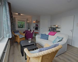 Helles Wohnzimmer des Tempelierweg 32 - Bergland in De Dennen, Texel mit bequemen Sitzgelegenheiten.