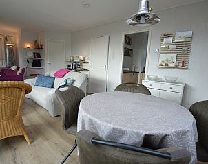 Gemtliches Esszimmer im Tempelierweg 32 - Bergland, De Dennen, Texel mit Blick auf den Garten.