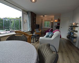 Sitzecke mit groen Fenstern im Tempelierweg 32 - Bergland, De Dennen, Texel, umgeben von Natur.