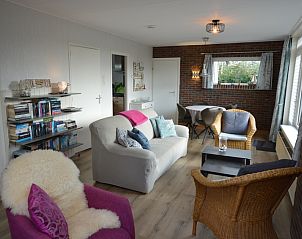 Gemtliche Leseecke im Tempelierweg 32 - Bergland, De Dennen, Texel mit Bcherregalen.