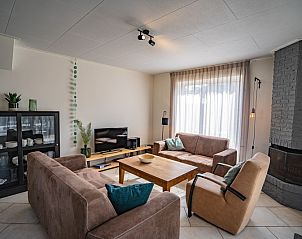 Comfortabele zithoek in Vakantiehuis 't Hoogelandt 136, Texel, met veel natuurlijk licht.