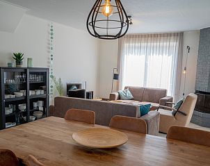 Eetkamer en woonkamer in Vakantiehuis 't Hoogelandt 136, De Dennen, Texel, met stijlvolle inrichting.