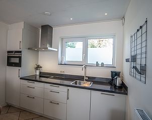 Functionele keuken van Vakantiehuis 't Hoogelandt 136, Texel, met moderne apparatuur.