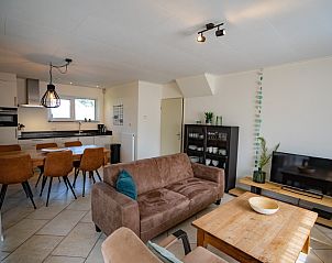 Gezellige woonkamer van Vakantiehuis 't Hoogelandt 136A in De Dennen, Texel met moderne inrichting.