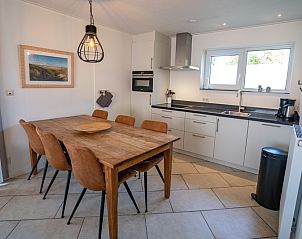 Moderne keuken en eetruimte in Vakantiehuis 't Hoogelandt 136A, De Dennen, Texel voor gezellige maaltijden.