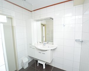 Ruime badkamer van Vakantiehuis 't Hoogelandt 136A in De Dennen, Texel met moderne voorzieningen.