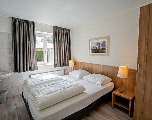 Comfortabele slaapkamer in Vakantiehuis 't Hoogelandt 136A, De Dennen, Texel met tweepersoonsbed.