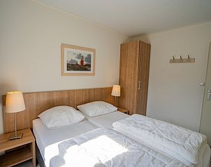 Lichte slaapkamer van Vakantiehuis 't Hoogelandt 136A in De Dennen, Texel met houten interieur.