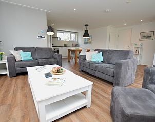 Open leefruimte in Vakantiehuis de Parel 168, De Dennen, Texel, met comfortabele banken en moderne inrichting.