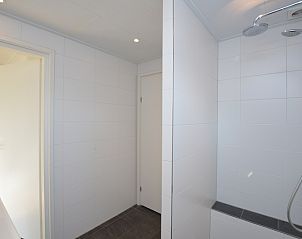 Ruime douche in Vakantiehuis de Parel 168, De Dennen, Texel, biedt comfort en ontspanning op de Waddeneilanden.