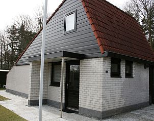 Ferienhaus Gortersmient 354 in De Dennen, Texel mit charmantem Eingang und moderner Architektur.