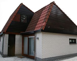 Die doppelten Giebeldcher des Ferienhauses Gortersmient 354 in De Dennen, Texel, strahlen Charakter aus.