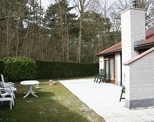 Gerumige Terrasse im Ferienhaus Gortersmient 354 in De Dennen, Texel mit bequemen Sitzgelegenheiten.