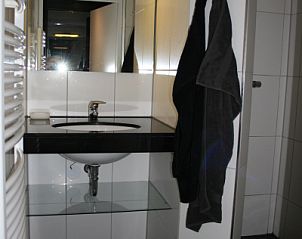 Das stilvolle Badezimmer im Ferienhaus Gortersmient 354 in De Dennen, Texel, bietet moderne Annehmlichkeiten.