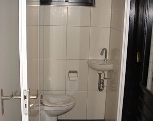 Kompakte und saubere Toilette im Ferienhaus Gortersmient 354 in De Dennen, Texel.