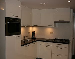 Moderne Kche im Ferienhaus Gortersmient 354 in De Dennen, Texel mit hochwertigen Gerten.