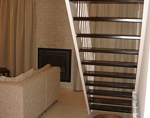 Modernes Treppenhaus und gemtliche Sitzecke im Ferienhaus Gortersmient 354 in De Dennen, Texel.