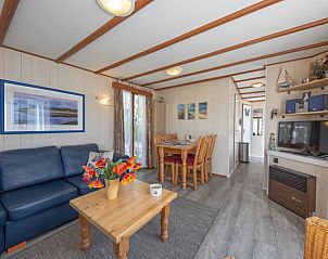 Indoor area of Holiday Park the Bremakker Weideveld 61, Texel, with comfortable sitting area and dining area in De Dennen.