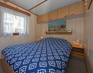 Bedroom with double bed in Vakantiepark de Bremakker Weideveld 61, Texel, vacation home in De Dennen.