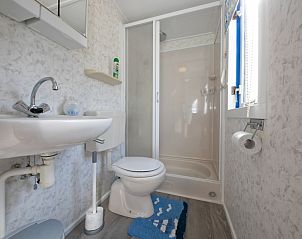 Bathroom with shower in Vakantiepark de Bremakker Weideveld 61, Texel, vacation home in De Dennen, modern sanitary facilities.