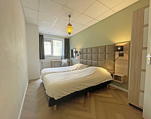 Komfortables Schlafzimmer im Appartement Bos en Duin 05, De Dennen, Texel mit zwei Einzelbetten.