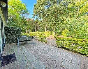 Gerumige Terrasse des Appartements Bos en Duin 05, De Dennen, Texel mit Blick auf die Natur.