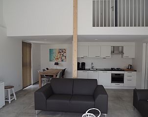 Moderne Kche und Wohnzimmer im Ferienhaus Gortersmient 322, De Dennen, Texel, mit stilvollem Mobiliar.