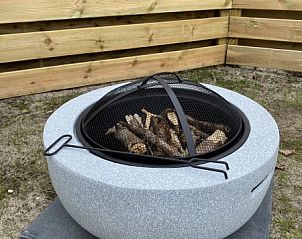 Geniet van een gezellige avond bij de vuurplaats van Vakantiepark De Bremakker - Chalet 1140, gelegen in De Dennen, Texel.