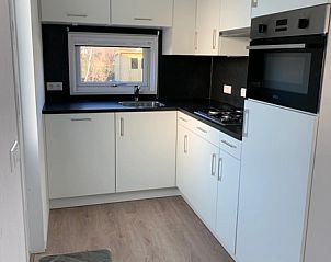 Moderne keuken in Vakantiepark De Bremakker - Chalet 1140, gelegen in De Dennen, Texel. Comfortabele vakantiewoning op de Waddeneilanden.