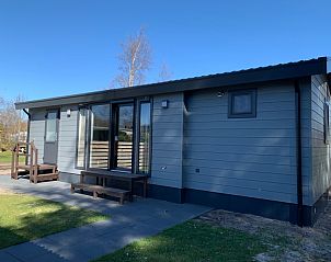 Vakantiepark De Bremakker - Chalet 1140 in De Dennen, Texel, biedt een moderne vakantiewoning met zonnig terras en rustige omgeving.