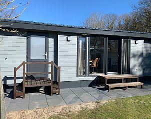 Vakantiepark De Bremakker - Chalet 1140 in De Dennen, Texel biedt een zonnig terras en moderne buitenruimte voor ontspanning op de Waddeneilanden.