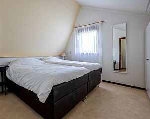 Comfortabele slaapkamer in Vakantiehuis Gortersmient 228 Texel met tweepersoonsbed.