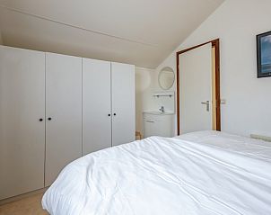 Slaapkamer met kledingkast en wastafel in Vakantiehuis Gortersmient 228 De Dennen Texel.