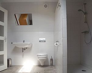 Ruime eetkamer in Vakantiehuis Gortersmient 326, Texel, met een stijlvolle eettafel en zes stoelen.