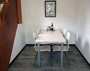 Hoofdslaapkamer in Vakantiehuis Gortersmient 326, De Dennen, Texel, met een groot tweepersoonsbed en minimalistische inrichting.