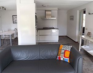 Tweede slaapkamer in Vakantiehuis Gortersmient 326, Texel, met twee eenpersoonsbedden en een lichte sfeer.