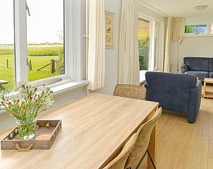 Eethoek in 't Wambas vakantiehuis, De Dennen, Texel met uitzicht op de groene velden en natuur.