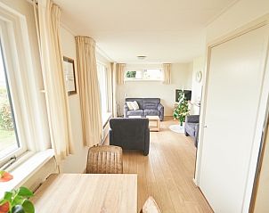 Open woonkamer in 't Wambas vakantiehuis, De Dennen, Texel met veel natuurlijk licht en comfortabele meubels.