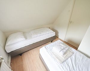 Tweede slaapkamer in 't Wambas vakantiehuis, De Dennen, Texel met twee eenpersoonsbedden en rustige sfeer.