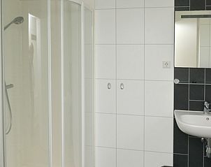 Moderne badkamer in 't Wambas vakantiehuis, De Dennen, Texel met ruime douche en strakke afwerking.