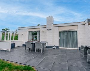 Ruim terras bij Bungalowpark 't Luwe Land, Texelfan, De Dennen, Texel. Geniet van de buitenlucht op het comfortabele terras van de vakantiewoning.